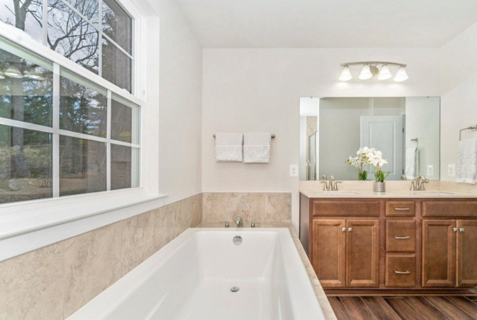 soaking tub in master bathroom at aspen house, substance use disorder treatment facility for men in frederick md